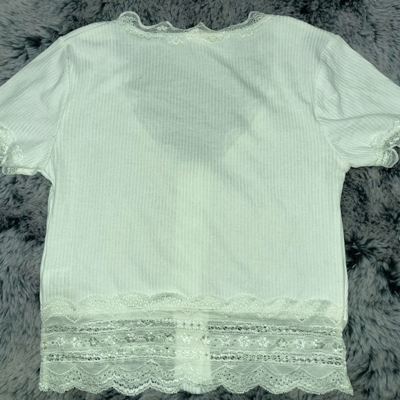White shirtsleeve buttoned top - Picture 2 of 3